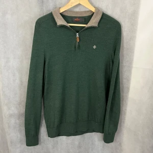 Morris halfzip - Riktig soft Morris halfzip i merinoull. Modellen är 185. Riktigt fint skick. Storlek L men sitter Som en M.