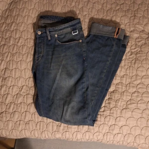 Zadig Voltaire jeans - Snygga blå jeansbyxor med klassisk femficksdesign och raka ben. Byxorna har normalhög midja och är tillverkade i ett slitstarkt denimtyg. Perfekta för en avslappnad stil och passar till det mesta i garderoben. Tags finns kvar använda några ggr. Fint skick