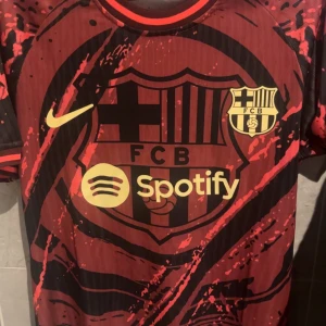 FC Barcelona Lamine Yamal 19 fotbollströja - Säljer en FC Barcelona fotbollströja med Lamine Yamal och nummer 19 på ryggen.  Bra skick fick den precis av min kusin.