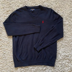 Ralph Lauren tröja - Stickad marinblå tröja från Polo Ralph Lauren. Skick: 8/10, använt men mycket bra skick. Storlek: S sitter mer som en XS/S. Pris: 329 men absolut inte hugget i sten så kom gärna med förslag! Skriv vid minsta lilla fråga eller fundering!