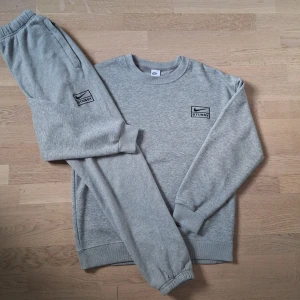 Nike X Stussy tracksuit  - Säljer detta Nike X Stussy set i storleken S. Den är i riktigt bra skick, bara använd några gånger. Meddela gärna om du är intresserad, priset går att diskutera. 