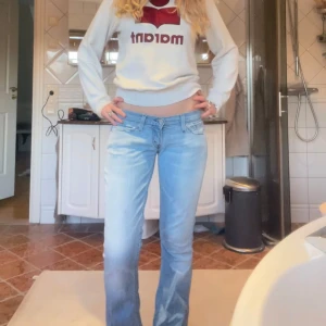 Ljusblå bootcut jeans från Levis❤️ - Säljer ett par ljusblå Levis jeans med bootcut passform och låg midja. Dem är storlek S och är knappt använda , köpt på secondhand❤️ Midjemått:38 cm och innerbenslängden:83cm❤️ Kontakta vid frågor!