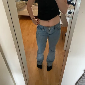 Supersnygga levis jeans - Säljer ett par superfina ljusblå jeans från levis. De är i storlek 26. Jag är 161 cm som referens 