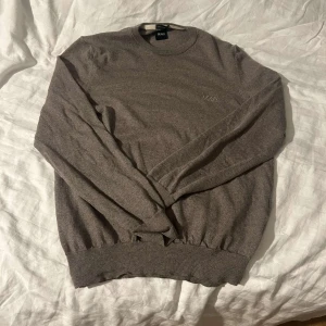 Grå tröja från Hugo Boss - Säljer en stilren grå tröja från Hugo boss. Köpt på nk Göteborg. Fint skick bra tröja för sommaren riktigt bekväm. Tröjan är köpt ny för 1500.