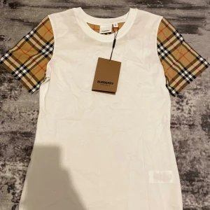 Burberry T-shirt -  Dm vid intresse finns endast i storlek M.  OBS inga returer om den ej passar så kan jag inte ge tillbaka pengarna! T-shirten är liten!