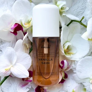 Vanilla Skin från Phlur Splittar - Detta är en helt underbar vaniljdoft som alla borde testa! Den är kryddig, varm, djup, söt, sockrig, sexig, lekfull, boozy, flörtig, woody! Helt oemotståndlig 🤎Välj mellan 3 ml för 35 kr och 5 ml för 50 kr. 
