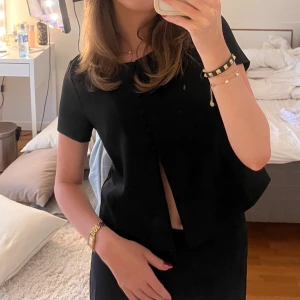 Svart kortärmad blus från Gina Tricot - Superfin topp från Gina tricot!! Endast andvänd 1 gång så i nyskick🥰
