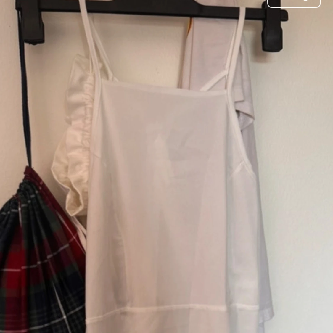 Vit klänning med öppen rygg och tunna axelband - 1