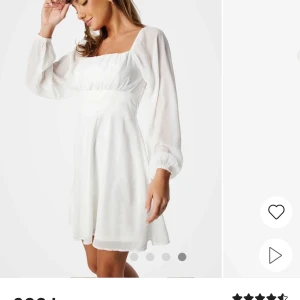 Vit kortklänning med långa ärmar och rosett - Superfin vit klänning med långa puffärmar och fyrkantig ringning. Klänningen har en markerad midja och en söt rosett baktill. Perfekt för somriga tillfällen eller studentfirande. Lätt och luftig känsla. Nypris 699kr