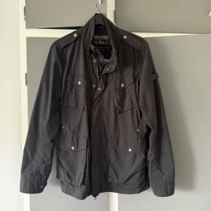 Woolrich jacka - Fet Woolrich jacka i myckey bra skick, inga tecken på användning. Storlek M. Perfekt nu inför våren eller sommarkvällar🤩