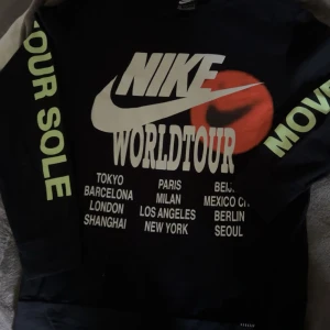 Svart långärmad Nike Worldtour tröja - Svart långärmad tröja från Nike i storlek M, stor u storlek och använd få gånger