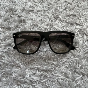 Ray-Ban Boyfriends - Säljer ett par sköna RB4147! | Fint skick på glajorna något litet tecken på användning! | Kommer utan fodral. | Storlek 56:15. | Ställ gärna frågor innan du köper!