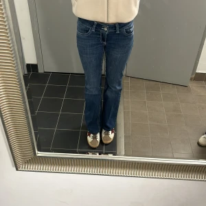 Nelly jeans  - Trendiga Jensen från Nelly med broderieng på fickorna! Köpta förra månaden knappt använda! Nypris 700💖