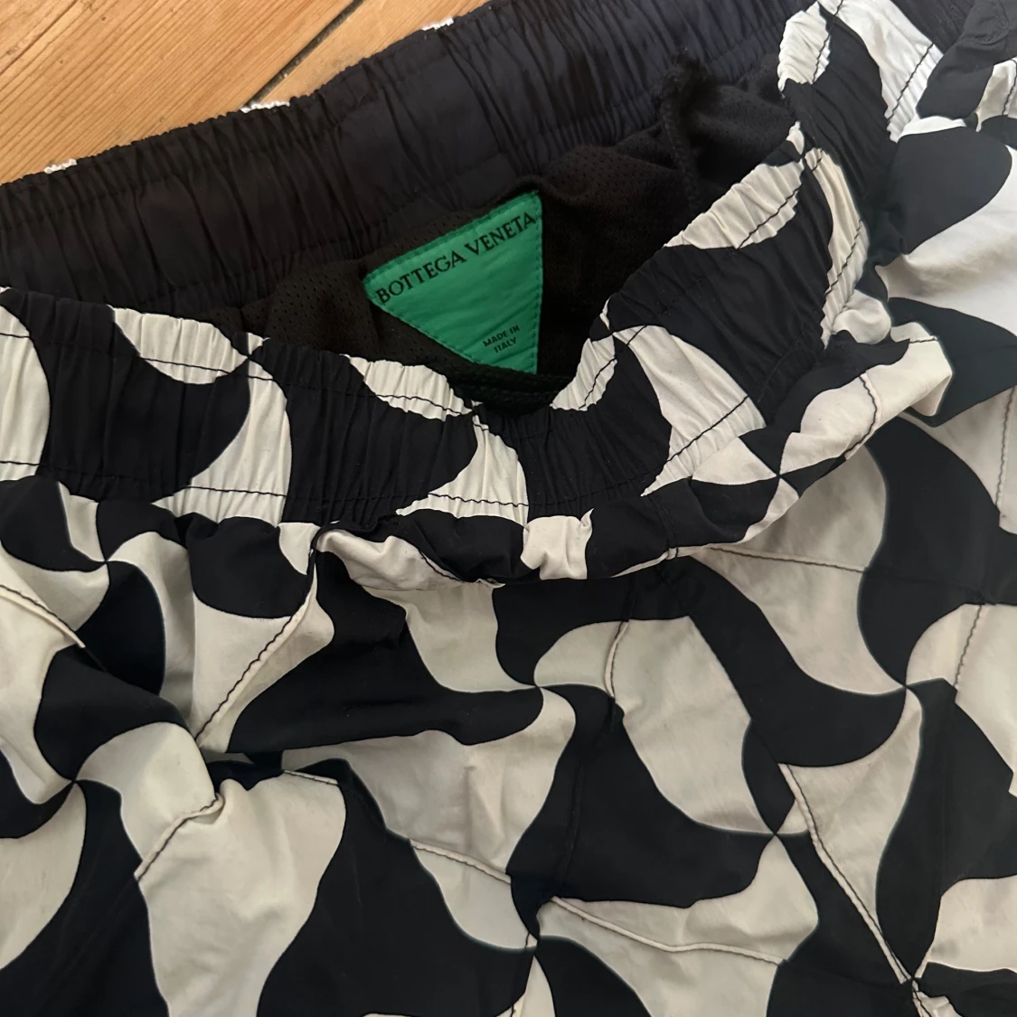 Svartvita mönstrade shorts från Bottega Veneta - 1