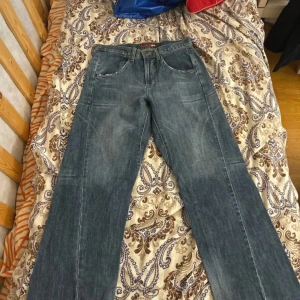 Baggy vintage jeans  - Ett gammalt och oanvänt par vintage baggy jeans i storlek 38. De är alltså märkta i storlek 25 på byxorna men mätte själv och de var 38cm runt midjan. Skriv för fler mått!