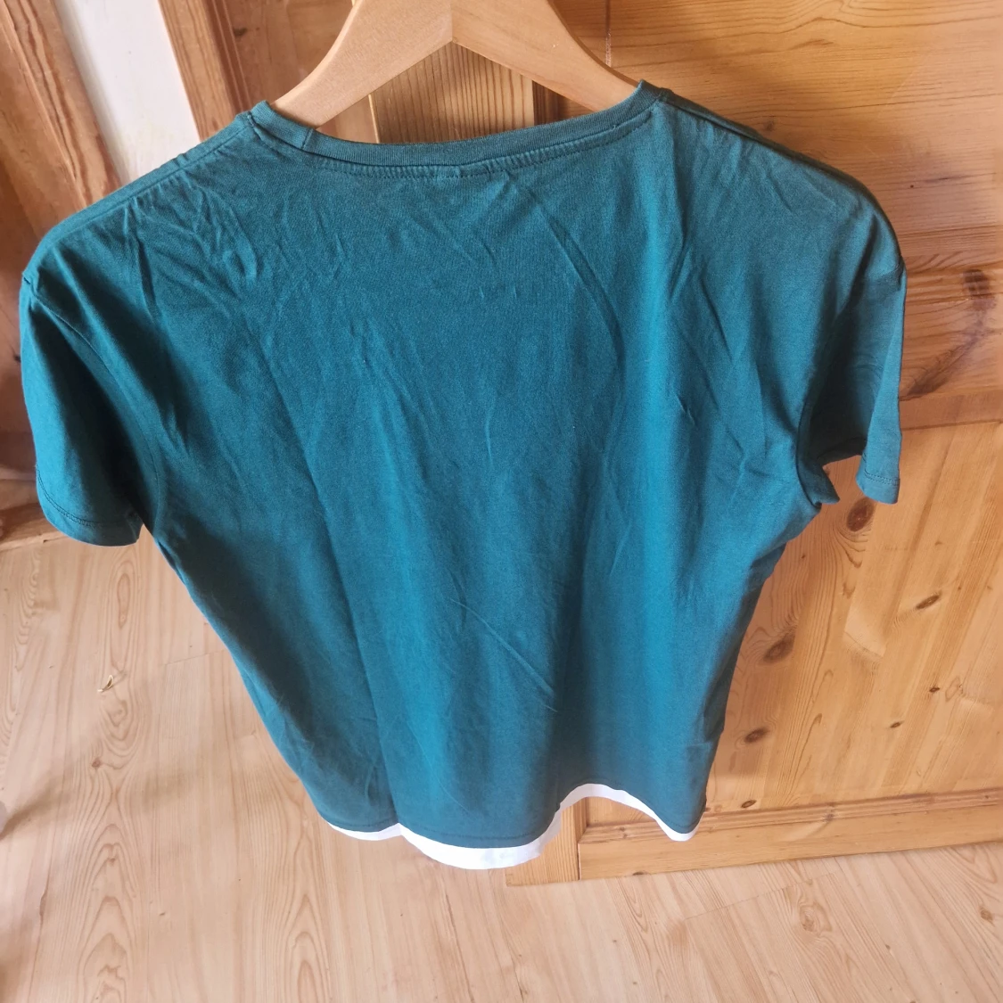 Grön t-shirt med tryck från Lindex - 1