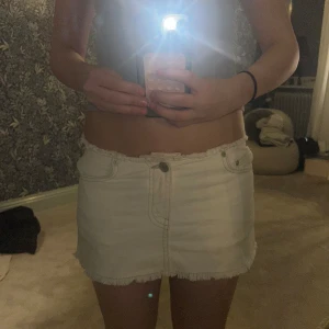Vit kort jeanskjol  - Vit Kort jeanskjol som är knappt andvänt men skitsnygg 35 i midjan🥰