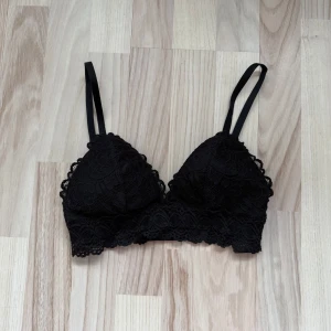 Svart BH - Strl 36. Svart Bralette behå från H&M med spetsdetaljer i nyskick! Passar B kupa 