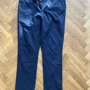Golfbyxor från Puma - Mörkblåa golfbyxor från Puma. Knappt använda överhuvdtaget så väldigt gott skick 
