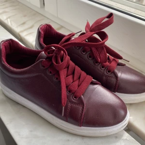Vinröda sneakers - Snygga vinröda sneakers med matchande skosnören!! Endast använda en gång så super bra skick och sååå najs❤️