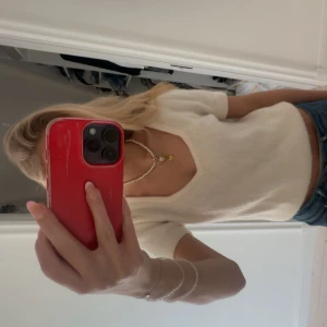 Vit stickad tröja kortärmad - Säljer en supermjuk och fluffig vit stickad tröja med korta ärmar och djup v-ringning. Från &other stories!! Finns ej längre vad jag vet.