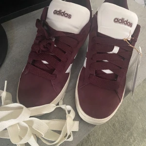Adidas campus  - Fick dom i present och dom passar inte mig tyvärr och väljer aälja dom istället dom har extra snöre och helt nya dom är i storlek 10 kan mötas upp om du från samma stad