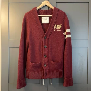 Vinröd cardigan från Abercrombie & Fitch - Säljer en skitsnygg vinröd cardigan i perfekt skick för bra pris. Skriv vid frågor eller funderingar💯💯