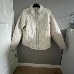 Sommar jacka  - Jätte fin dunjacka😇Perfekt till sommaren, i nyskick. Skriv privat för fler bilder💕den är i storlek 170, men skulle säga att den passar en xs/s