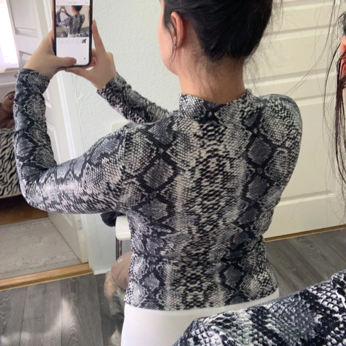 Ormskinnsmönstrad långärmad topp från SHEIN - 1