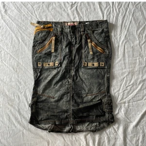 Cool jeanskjol  - Bra skick, den är urtvättad (materialet tunnare) mått: midjemått rakt över 39 längd 53,5💗