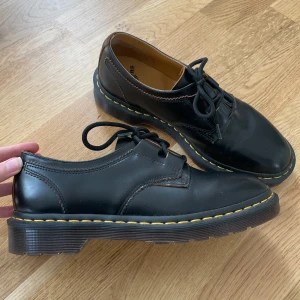 Dr. Martens Ghillie 1461 - Helt nya, bara provade! Saknar original låda. Original pris ca 1800kr.  Storlek 39. Väldigt bekväma att gå i. Har några små repor vid tårna, vänligen se bilderna.