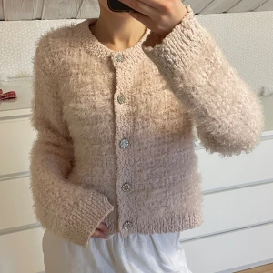 Stickad kofta - Ljusrosa stickad kofta ifrån h&m, xs, använt få gånger, jätte mjuk, nypris 350kr säljer för 250kr, slutsåld på hemsidan