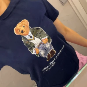 t-shirt med Polo Bear  från Ralph Lauren - Barnstorlek M passar ungefär en XXS-XS storlek