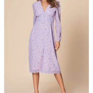 Söker  - Söker denna klänning från Adoore i storlek 38, hör gärna av er om ni har någon att sälja 🌟