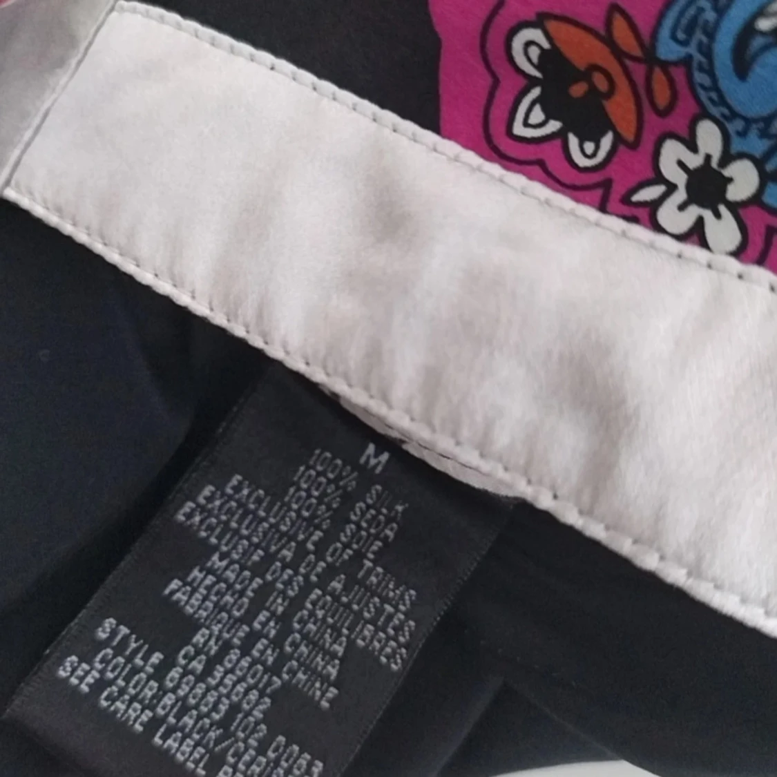 Mönstrad svart och röd siden blus från Bebe - 3