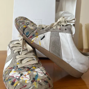 Maison Margiela Paint Splatter - Skick 8/10 lite tecken på använding och särskilt vid hälen, men inget som märks när man har på sig skon. Kom privat för frågor och bilder OBS: lådan tillkommer inte, bara skydd