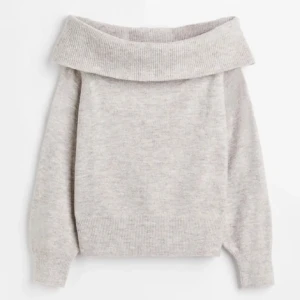 Ljusgrå offshoulder stickad tröja - Jätte snygg eftertraktad offshoulder tröja från Hm💕den är i helt nyskick! perfekt på sommarkvällar. Den är grå beige, skriv för fler bilder!💕💕pris kan diskuteras 