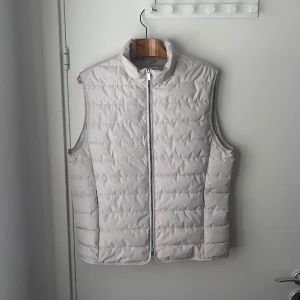 Bläck Väst - Snygg vit/beige Väst från märket Bläck! Storlek M! skicket är som helt nytt, knappt aldrig använd! 9,5/10!! Går knappt att få tag på nånstans, Hör av er vid fler funderingar!