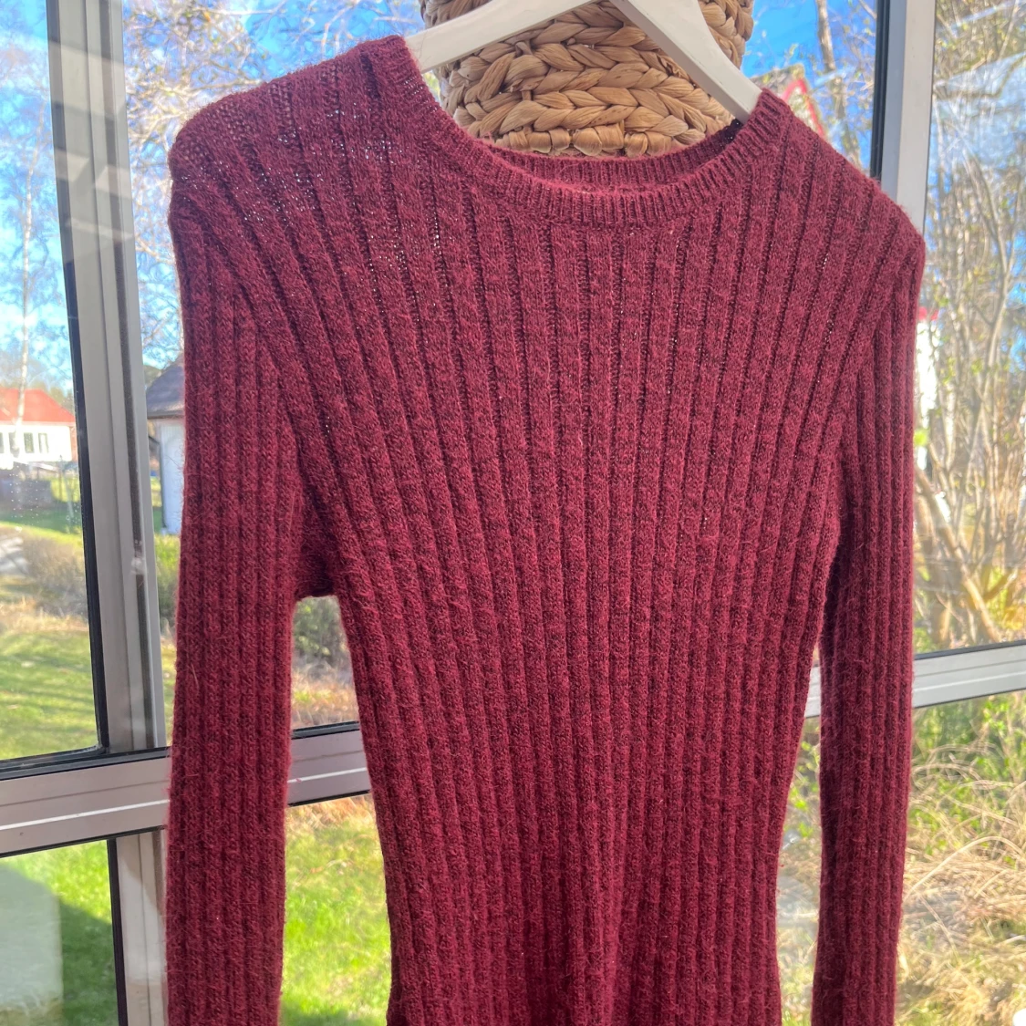 Vinröd ribbad stickad tröja