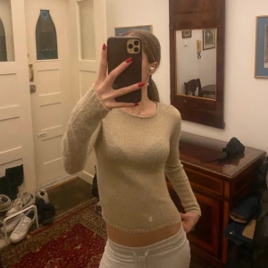 Beige tröja - Säljer en beige/guld stickad tröja från Zara med rund halsringning och långa ärmar. Snabb köp och diskuterar gärna priset💞