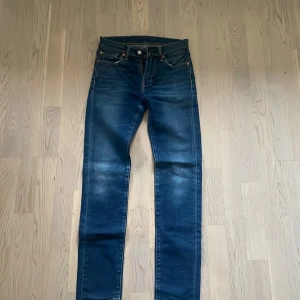 Mörkblå Levis 510 jeans - Klassiska mörkblå Levis 510 jeans med raka ben och femficksdesign. Jeansen har knappgylf och tydliga slitningar för en snygg look.