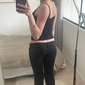 Svarta bootcut jeans - Skitsnygga svarta bootcut jeans med dragkedja till benen längst ner som syns på sista bild. Säljer pga försmå för mig. De är uppsydda med hårda styng 💕Midjemått är 38cm