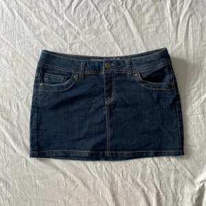 Jeanskjol - Bra skick! Den är urtvättad (materialet tunnare) Mått: midjemått rakt över 40-43 längd 33cm💗