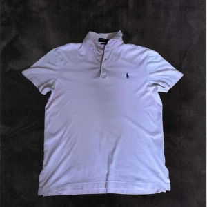 Polo Ralph Lauren Piké - Hej! Säljer nu min polo Piké i storlek S. Två pyttesmå hål vid knapparna och ett litet nere vid midjan. Hör av dig vid fler frågor eller funderingar.