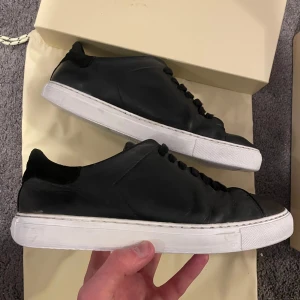 Axel Arigato Skor Herr - Hej! Säljer dessa Axel Arigato skor i okej skick i storlek 41, kolla bilderna för skicket! Bara skorna ingår! Skriv för intresse osv! Mvh Sneakersbolaget 🙌🏽🙏🏻💰
