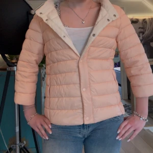 ljusrosa likande herno jacka❣️ - säljer en skit snygg jacka! perfekt till sommarkvällar. storlek s men passar även en xs🩷