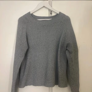Grå stickad tröja från Vero Moda - Grå stickad tröja från Vero moda💓Säljs då den inte används. Lite tunnare material, så perfekt inför sommaren ☀️ Storlek M men skulle säga mer S💓