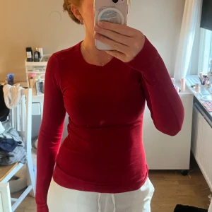 Röd långärmad tröja - En enkel och stilren röd långärmad tröja med rund halsringning. Tröjan är figurnära och passar perfekt till vardags. Tillverkad i mjukt bomullsmaterial för en bekväm känsla. Hör av er vid frågor eller bilder.💛