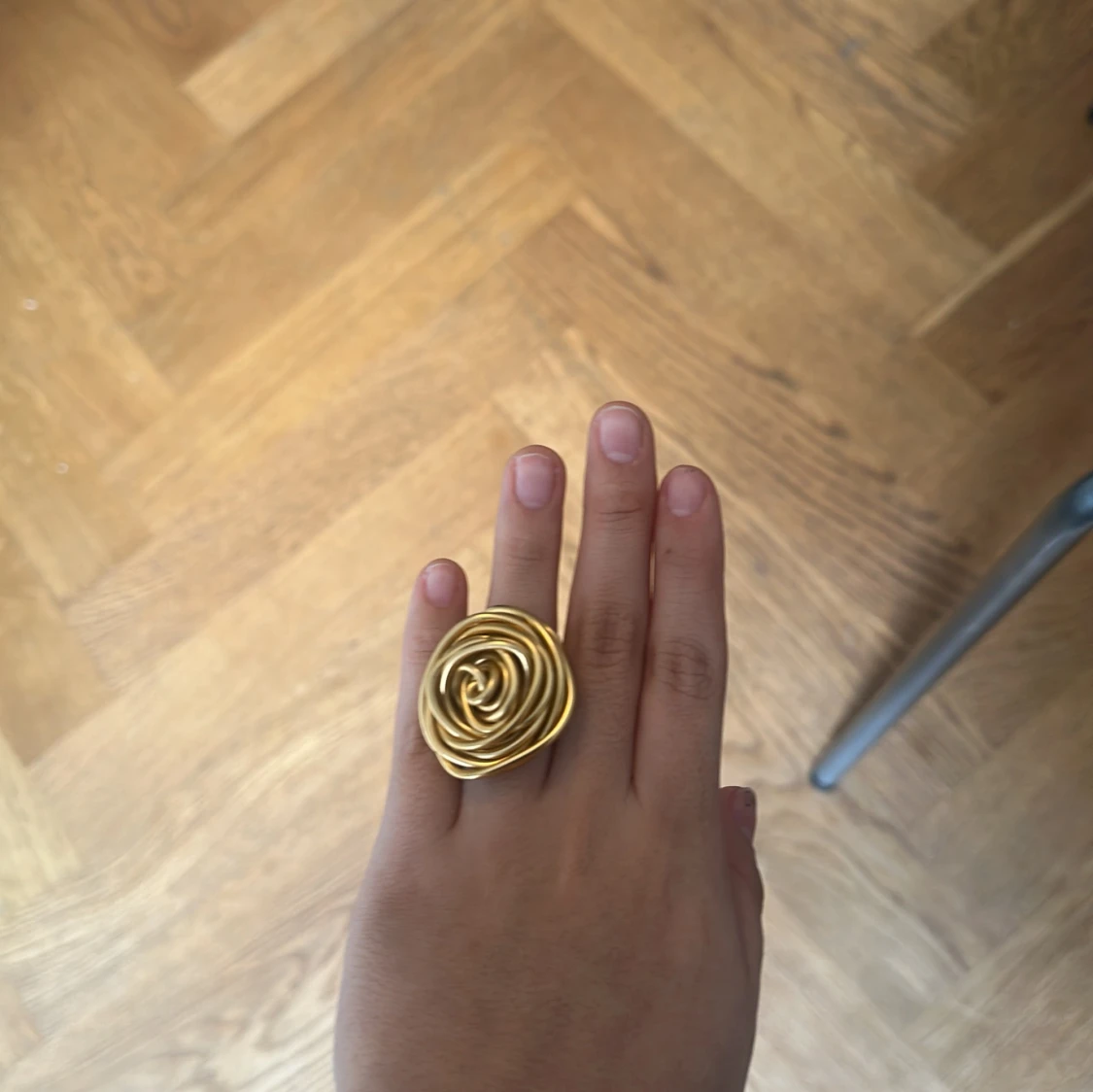 Stor guldig ring i spiralform - 1