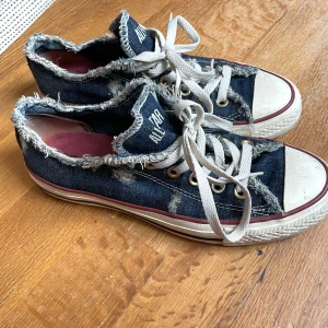 Converse -  Riktigt snygga converse i jeans material med slitningar, storlek 37 men funkar för 38 också 💖 